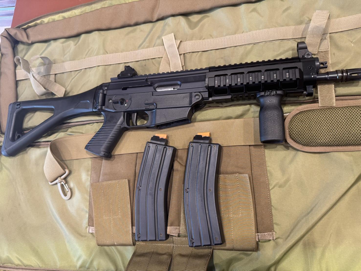 [ปืนฝากขายมือสอง] SIG 522 .22LR โครตสวย โครตสุด มาพร้อมแม็ก2ตัว ยิงดีมากๆยิงดีด้วย ระบบสมบรูณ์ !!