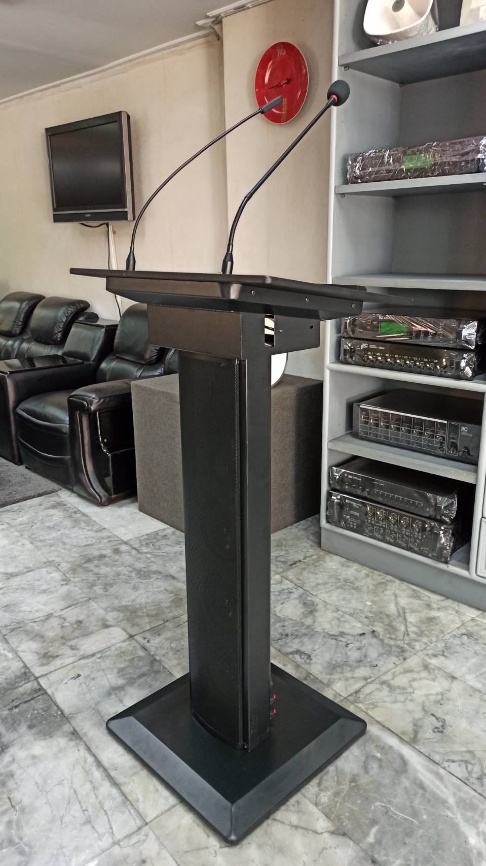 โพเดียมพร้อมไมค์ MI-01 ขนาด (W)58 X (L)38 X (H)110 cm. พร้อมไมค์ก้าน1ชุดพร้อมโคมไฟส่องสว่าง มีลำโพงในตัว