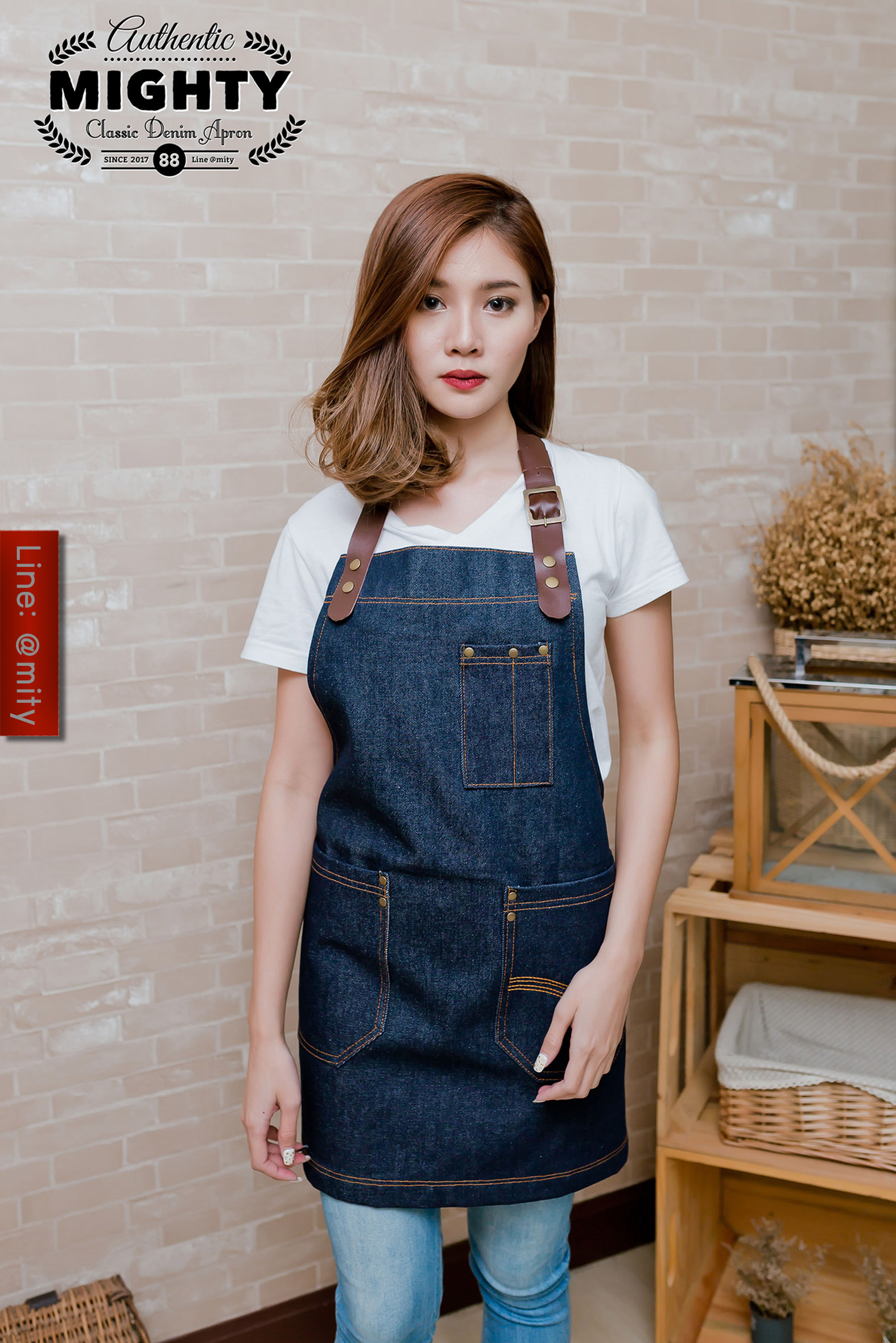ผ้ากันเปื้อนยีนส์ แบบS4 สีน้ำเงิน สายหนังแท้ ช่องปากกายีนส์