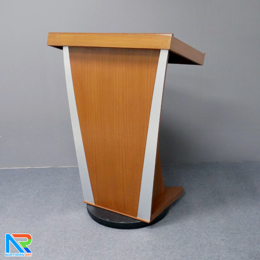 โพเดียมไม้ ยืนคู่ สีสัก พร้อมแถบสีบรอนซ์ด้านข้าง ขนาด(W)90 x (L)47 x (H)121 ซม.