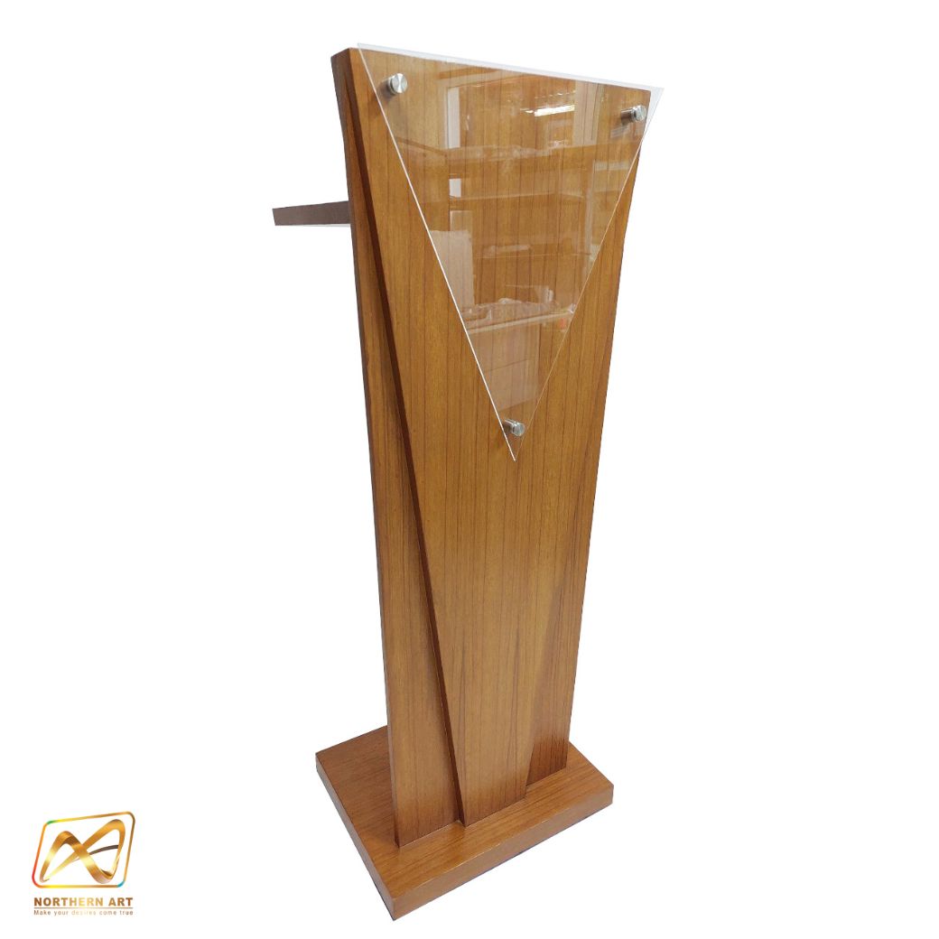 โพเดียมลายไม้สีสัก ทรงสามเหลี่ยม ขนาด (W) 45 x (L) 35 x (H) 118 cm. ด้านหน้าอะคริลิคใส ติดหมุด สำหรับติดโลโก้