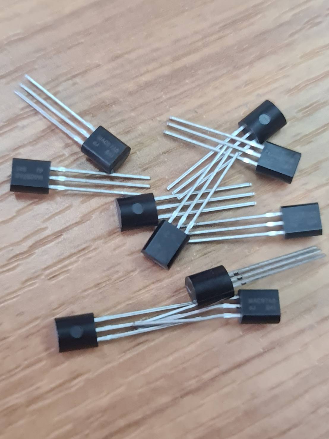 0000201 Chuntian MAC97A8 TO-92 6A 600 โวลต์ไทริสเตอร์ สองทาง ในบรรทัด triode