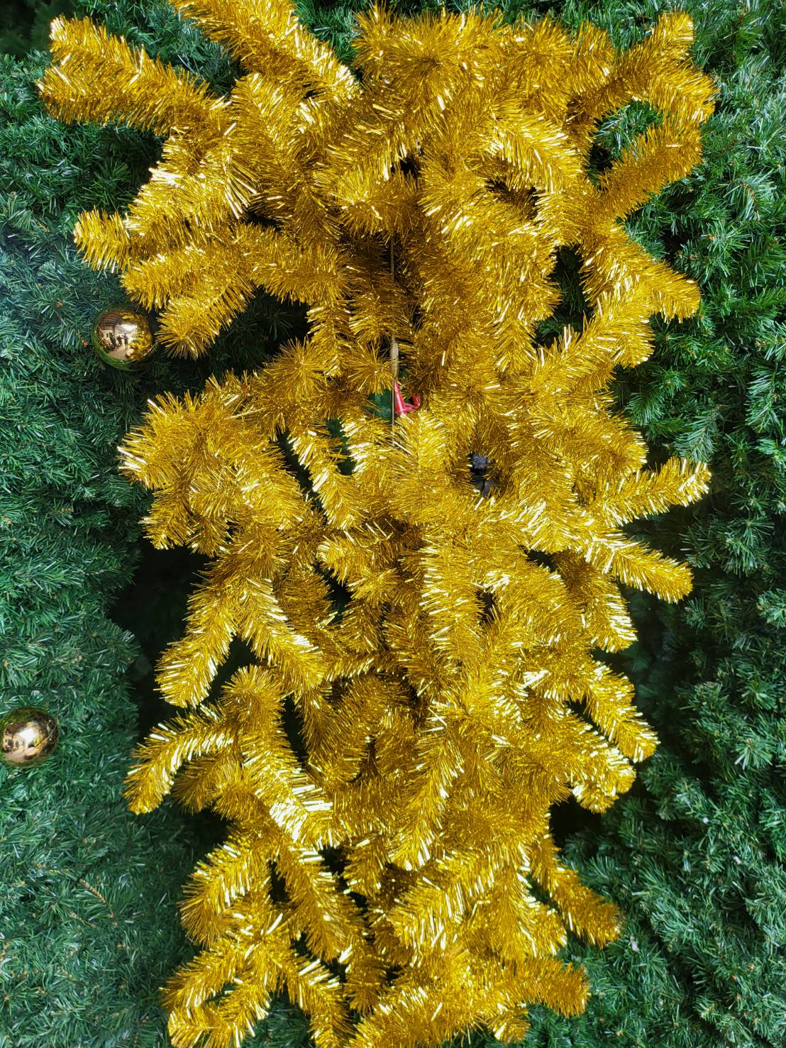 ใบสนเทียม คริสต์มาสสีทอง สีสันของการจัดแต่ง ต้นคริสต์มาสปลอม ขนาดใหญ่
