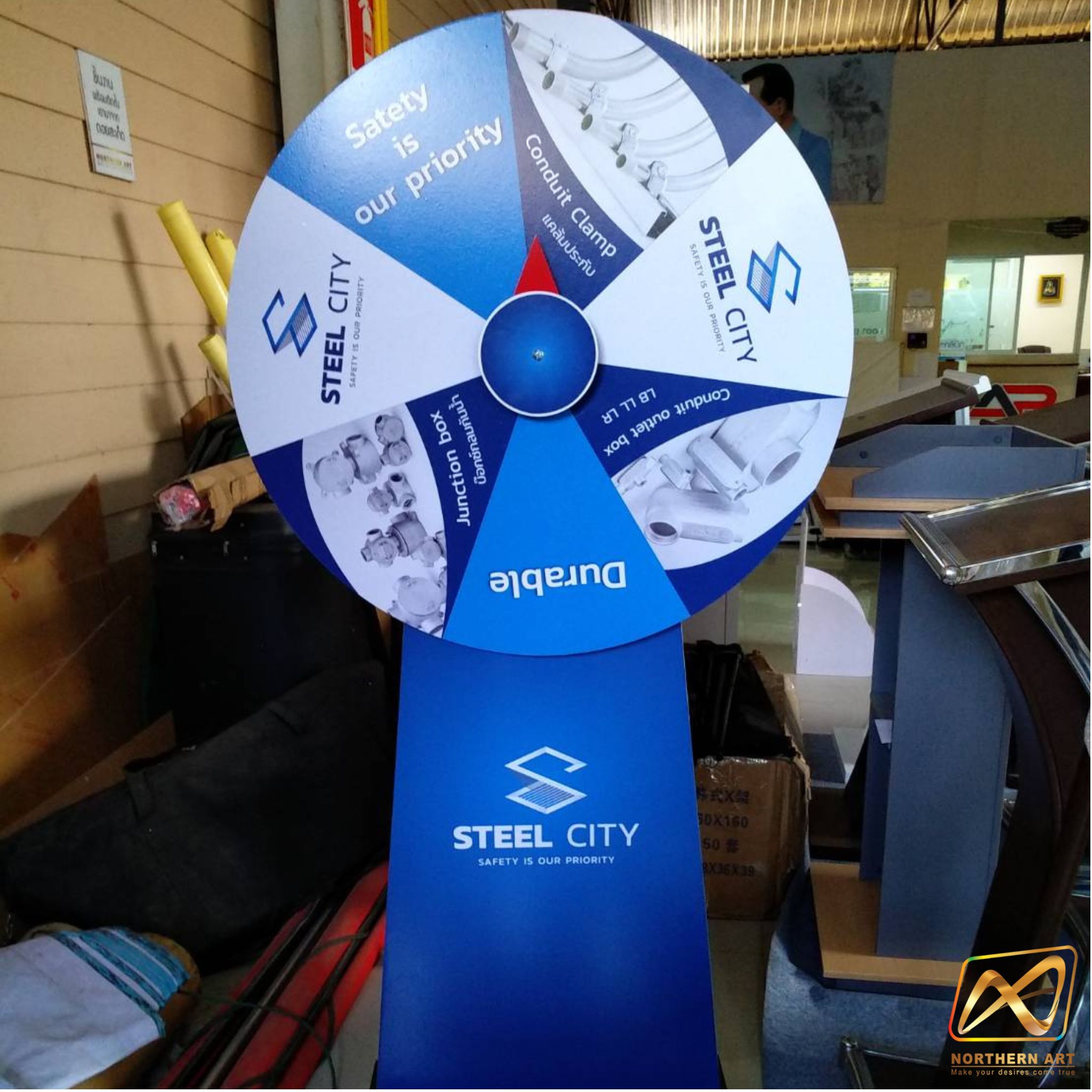 เกมส์วงล้อไม้ ตั้งพื้น ขนาดวงล้อ 80 ซม. สูง 168 ซม. มีล้อเลื่อน สามารถอออกแบบสติ๊กเกอร์ได้ตามความต้องการ