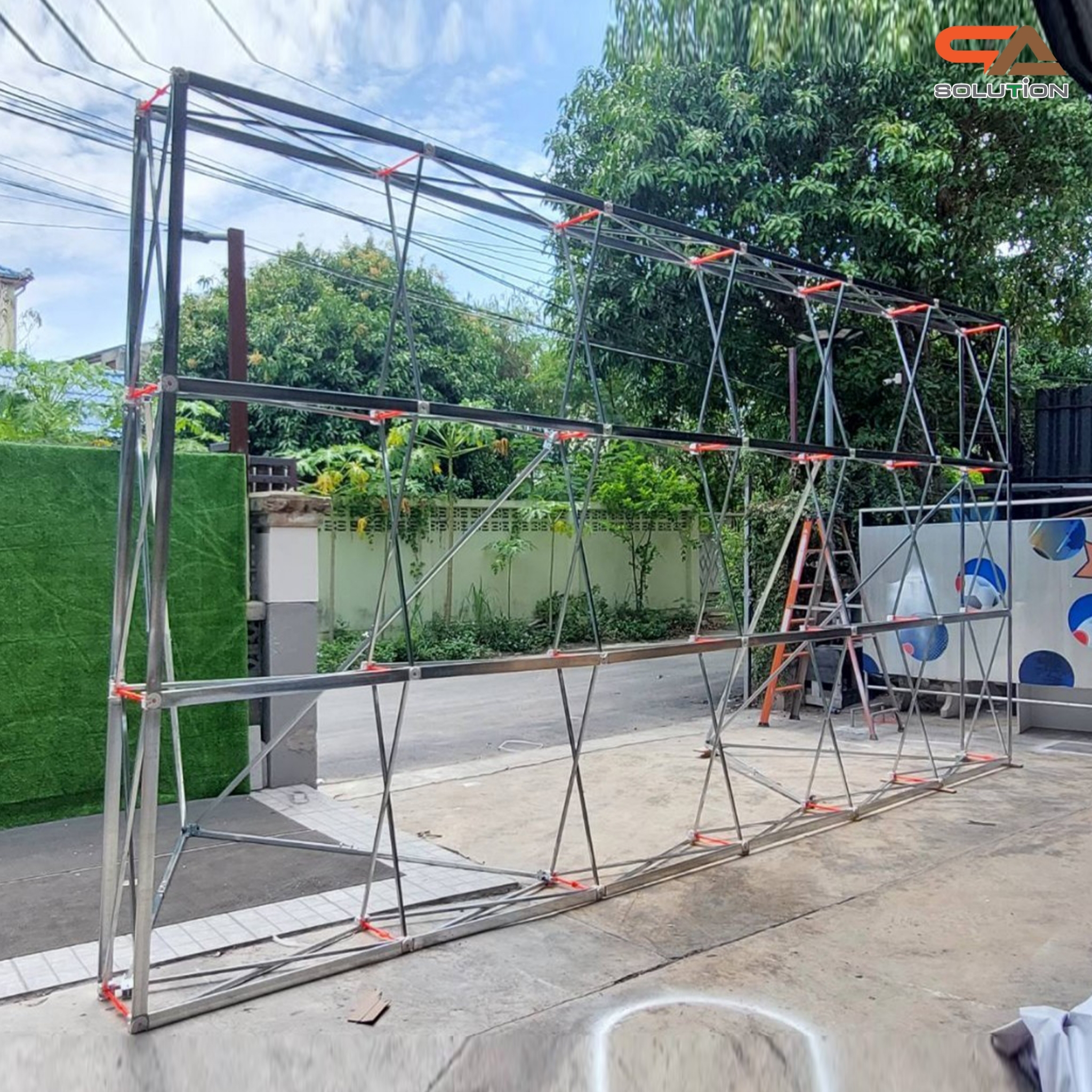 VINYL BACKDROP OUTDOOR แบคดรอบไวนิล ขนาด (W)400-600 x (H)200-300 cm. โครงอะลูมิเนียมพร้อมขาค้ำยัน ถอดประกอบได้ เหมาะกับงานภายนอกอาคาร