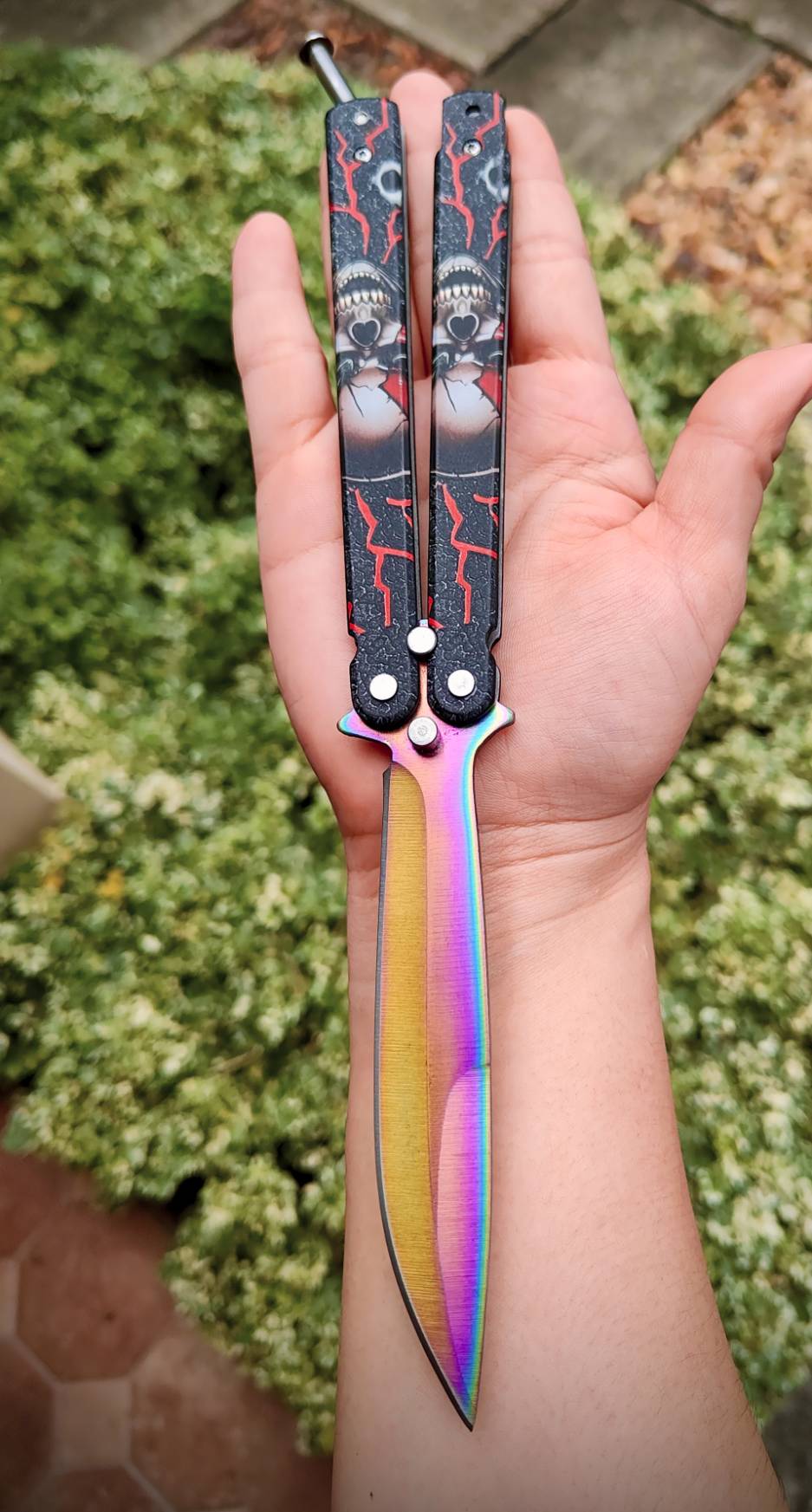 🗡️ บาลิซอง Skull Thunder — ดุดันทุกองศา ใบมีดสีรุ้งเคลือบไทเทเนียม เงางามสะท้อนแสง ด้ามลายหัวกะโหลกผ่าฟ้าแดง เท่ ดุดัน ไม่ซ้ำใคร จับถนัดเต็มมือ น้ำหนักบาลานซ์ ควงลื่นมือ ขนาดใหญ่พิเศษ เหมาะสำหรับสะสมและฝึกควง ดีไซน์สไตล์นักรบโลหะ สะท้อนพลังและเอกล