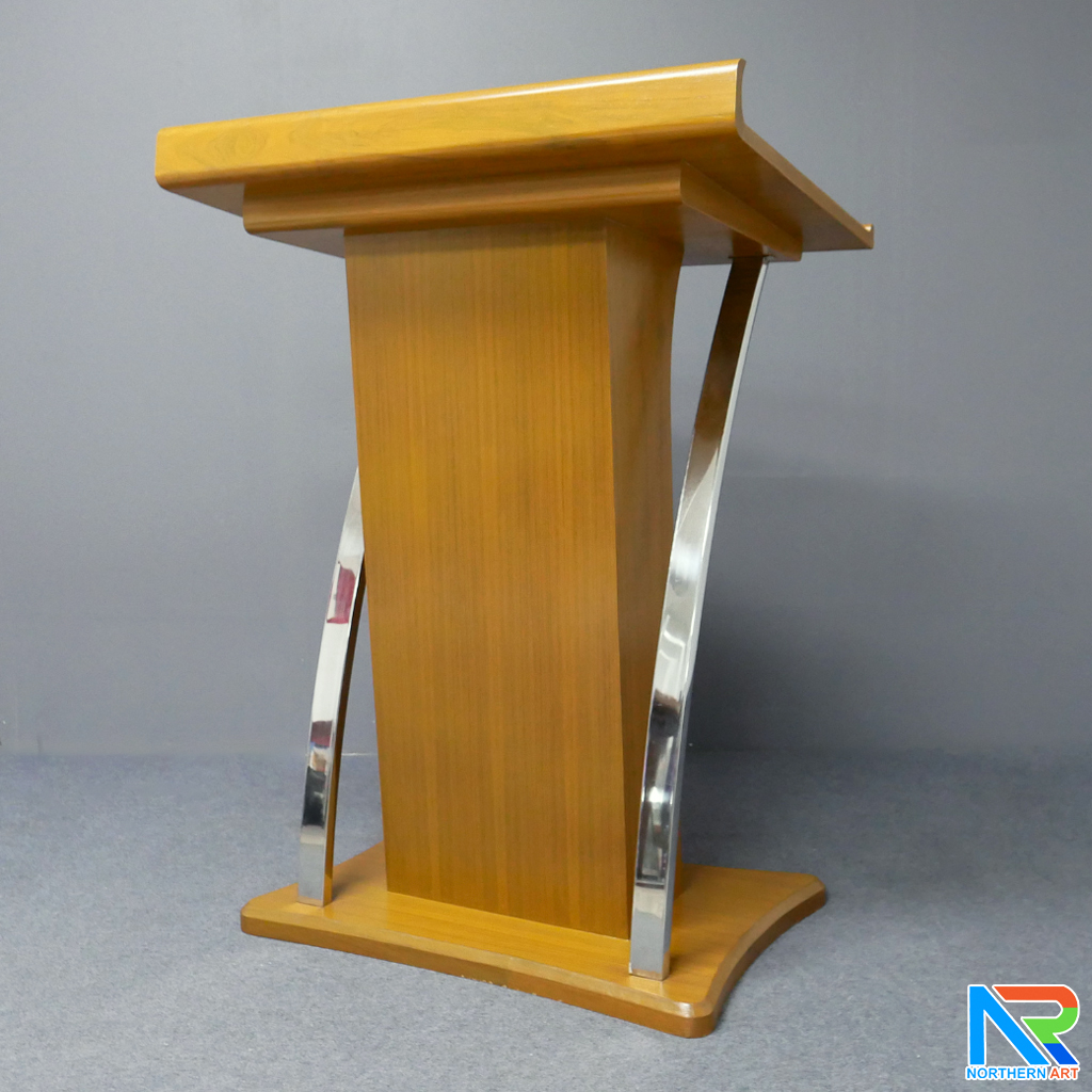 โพเดียมไม้ ยืนคู่ สีสักขนาด (W) 90x (L) 63 x (H) 120 cm. ตกแต่งเสาโค้งสแตนเลสเกรด 304