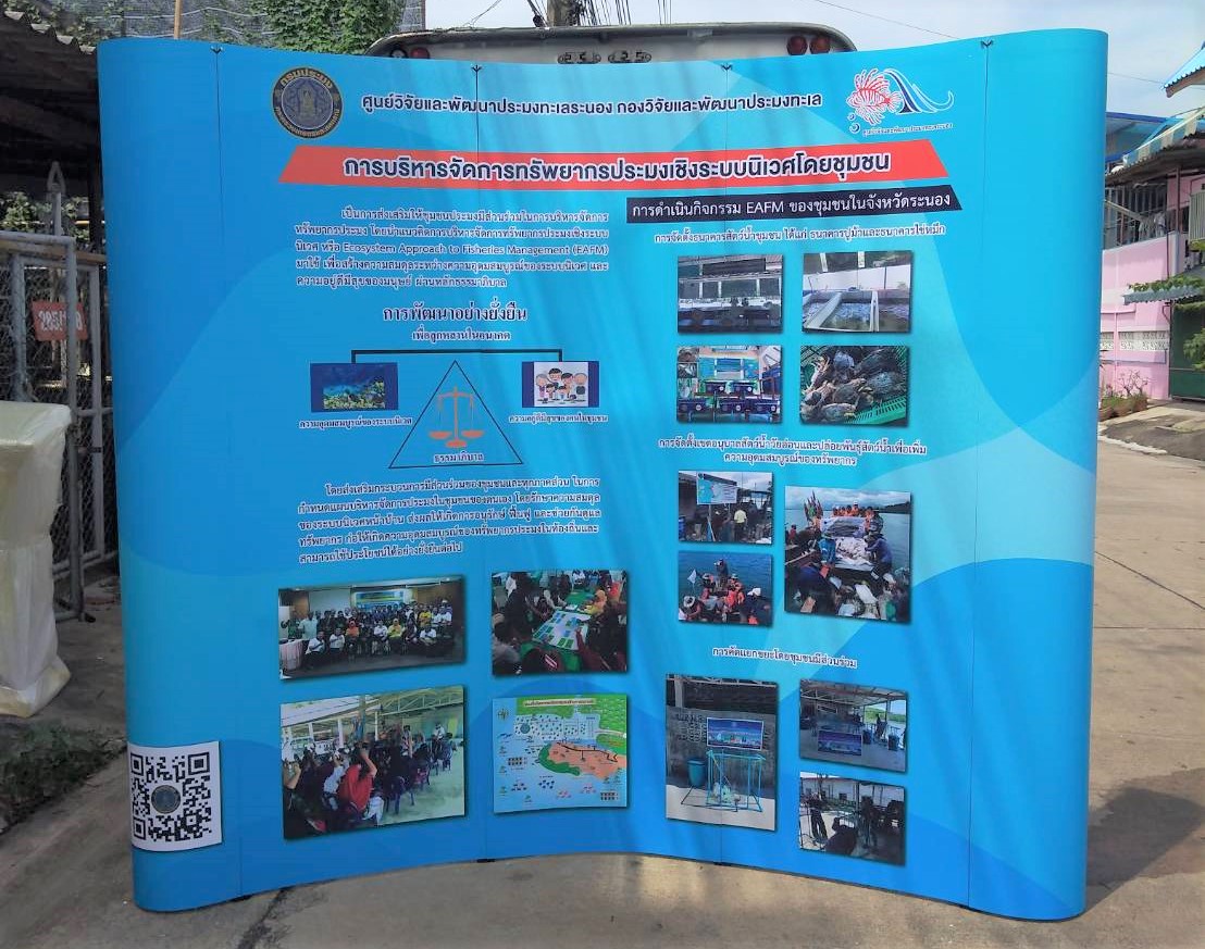 BACK DROP ฉากแบคดรอป รุ่นมน แบบโค้ง โครงอะลูมิเนียม ถอดประกอบได้ พร้อมงานพิมพ์ +โคมไฟ 2 ชุด และกระเป๋าล้อลาก 1 ใบ