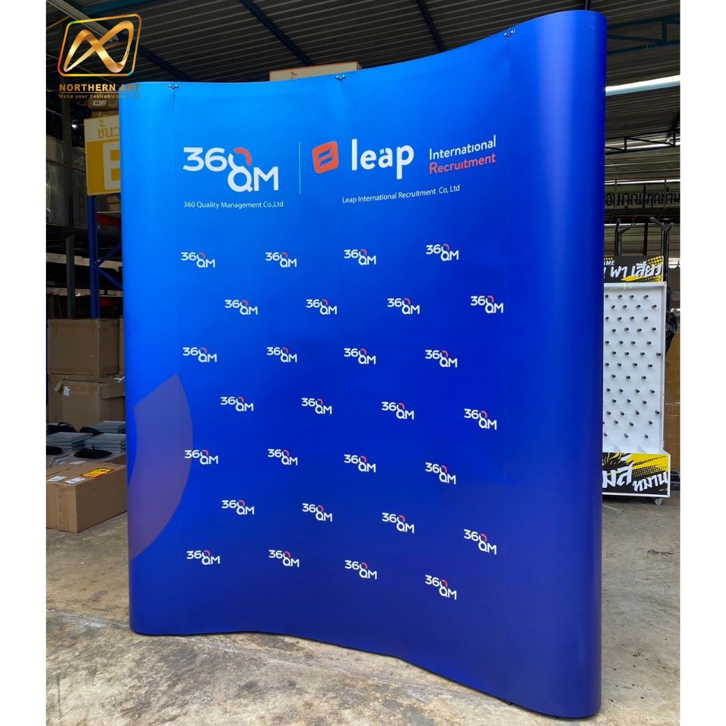 BACK DROP ฉากแบคดรอป รุ่นมน แบบโค้ง โครงอะลูมิเนียม ถอดประกอบได้ พร้อมงานพิมพ์ +โคมไฟ 2 ชุด และกระเป๋าล้อลาก 1 ใบ