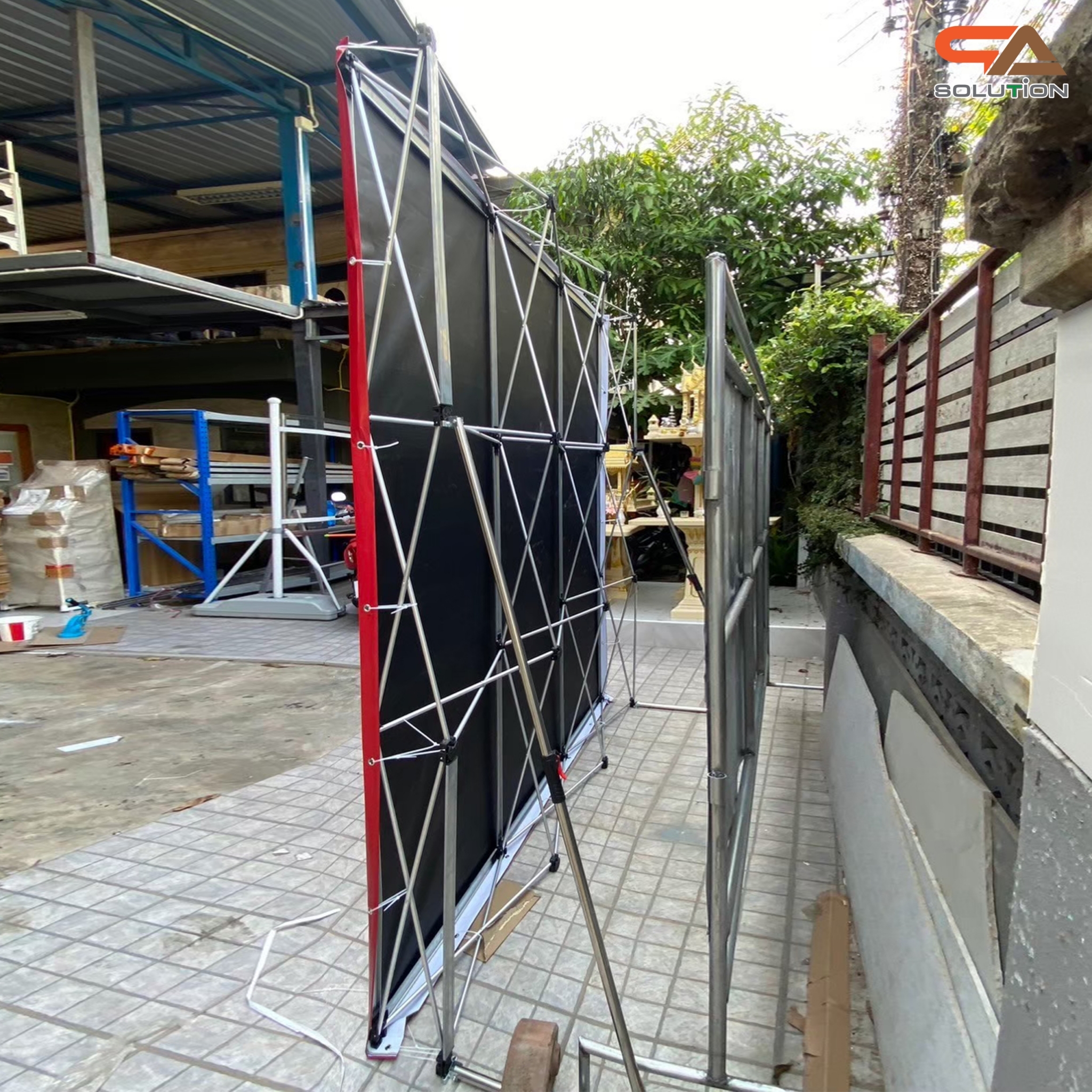 VINYL BACKDROP OUTDOOR แบคดรอบไวนิล รุ่น 3x3 ขนาด (W)200-300 x (H)200-300 cm. โครงอะลูมิเนียมพร้อมขาค้ำยัน ถอดประกอบได้ เหมาะกับงานภายนอกอาคาร