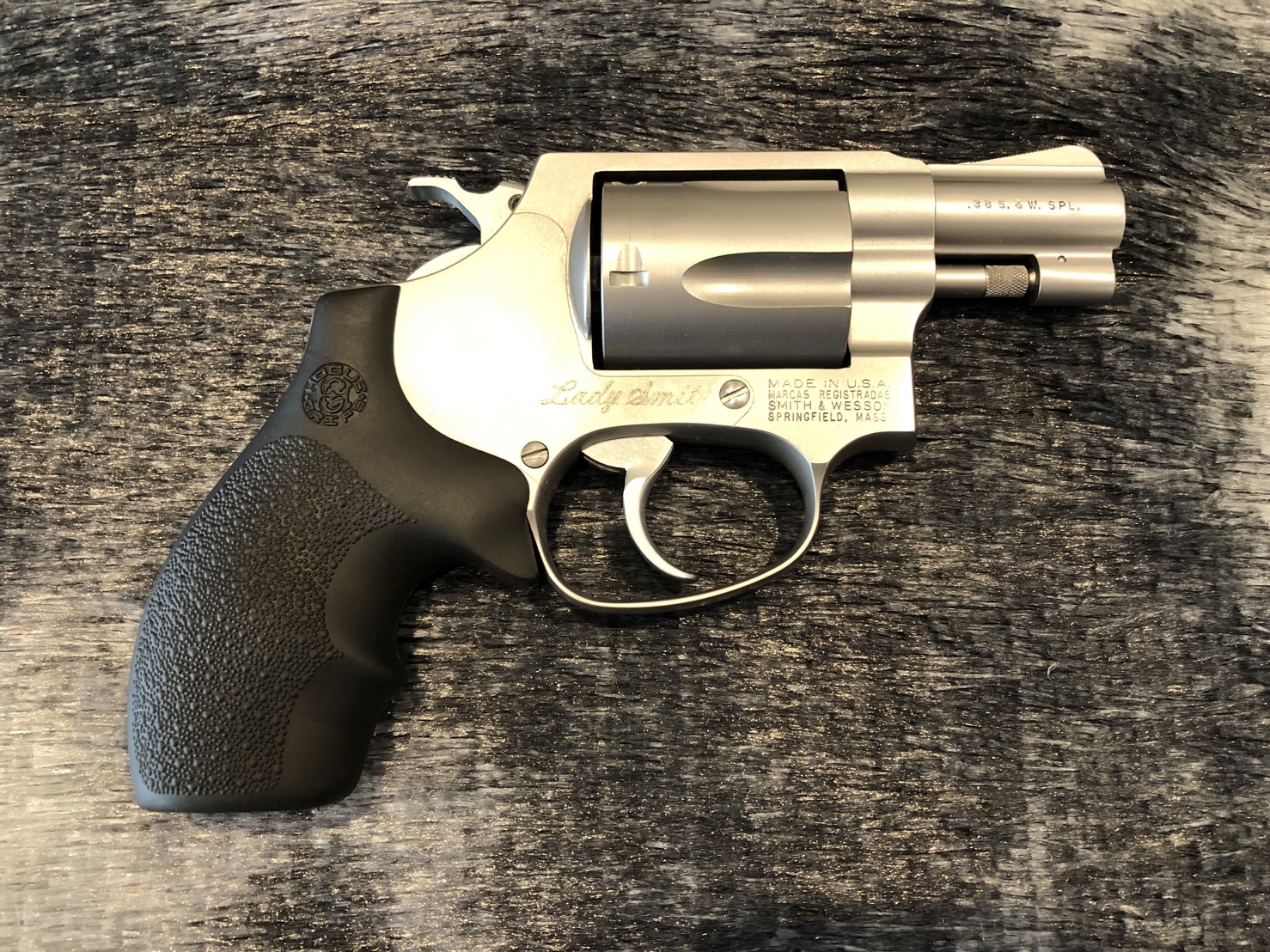 ** ขายแล้ว ** [ปืนมือฝากขายมือสอง] Smith&Wesson .38 M60 Lady Smith 2นิ้ว ขาวจั๊ว สภาพดี สวยแน่นตึบ ไม่เคยแกะ บานพับไม่คลอน !! **รับประกันเช่นเดิม**