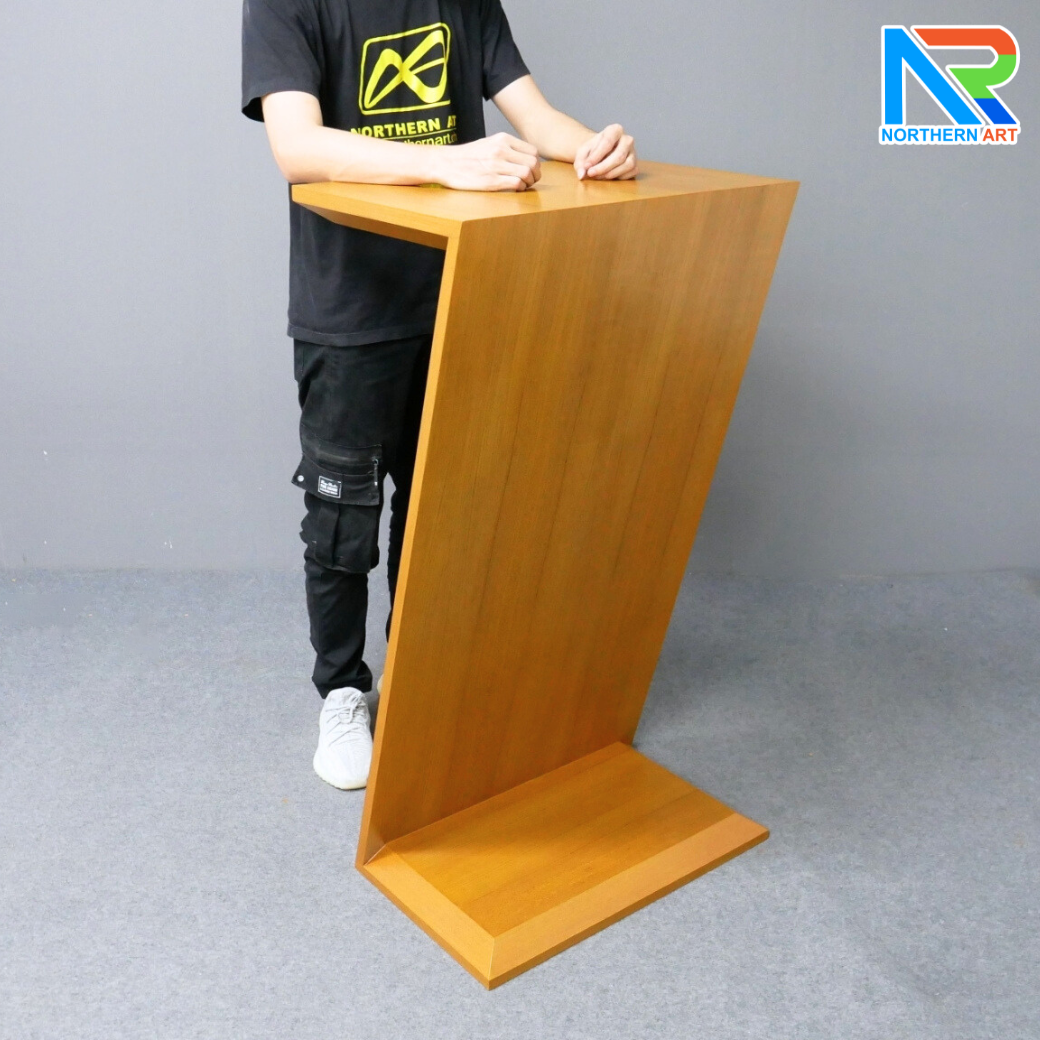 โพเดียมไม้ สีสัก ทรง Z ขนาด (W)60 x (L)40 x (H)110 ซม. แข็งแรง ทรงสวย เหมาะสำหรับการนำเสนอทุกโอกาส