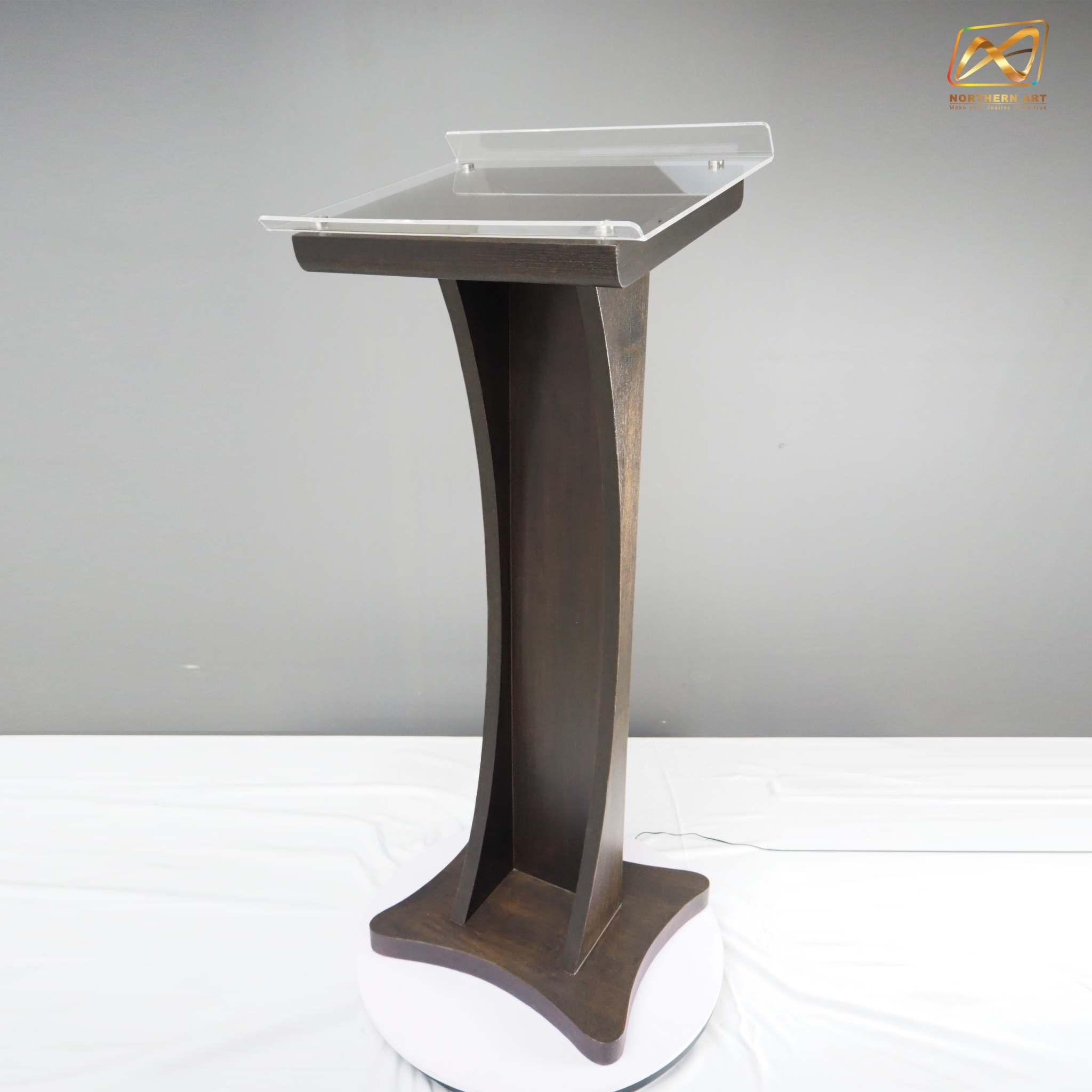 โพเดียมลายไม้ สีโอ๊คเข้ม ขนาด (W) 48 x (L) 40 x (H) 120 cm. Top เอียง ปิดทับอะคริลิคใสพร้อมหมุด