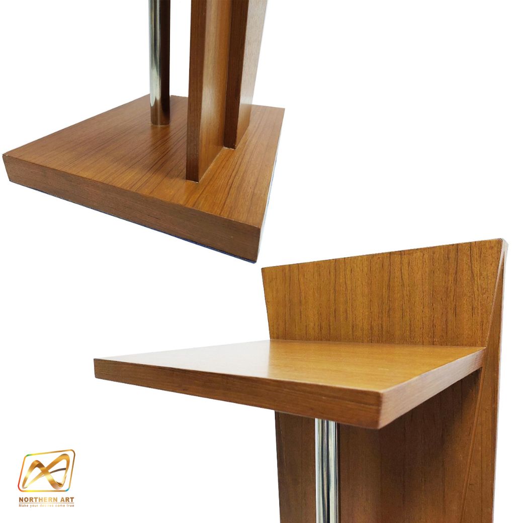 โพเดียมลายไม้สีสัก ทรงสามเหลี่ยม ขนาด (W) 45 x (L) 35 x (H) 118 cm. ด้านหน้าอะคริลิคใส ติดหมุด สำหรับติดโลโก้