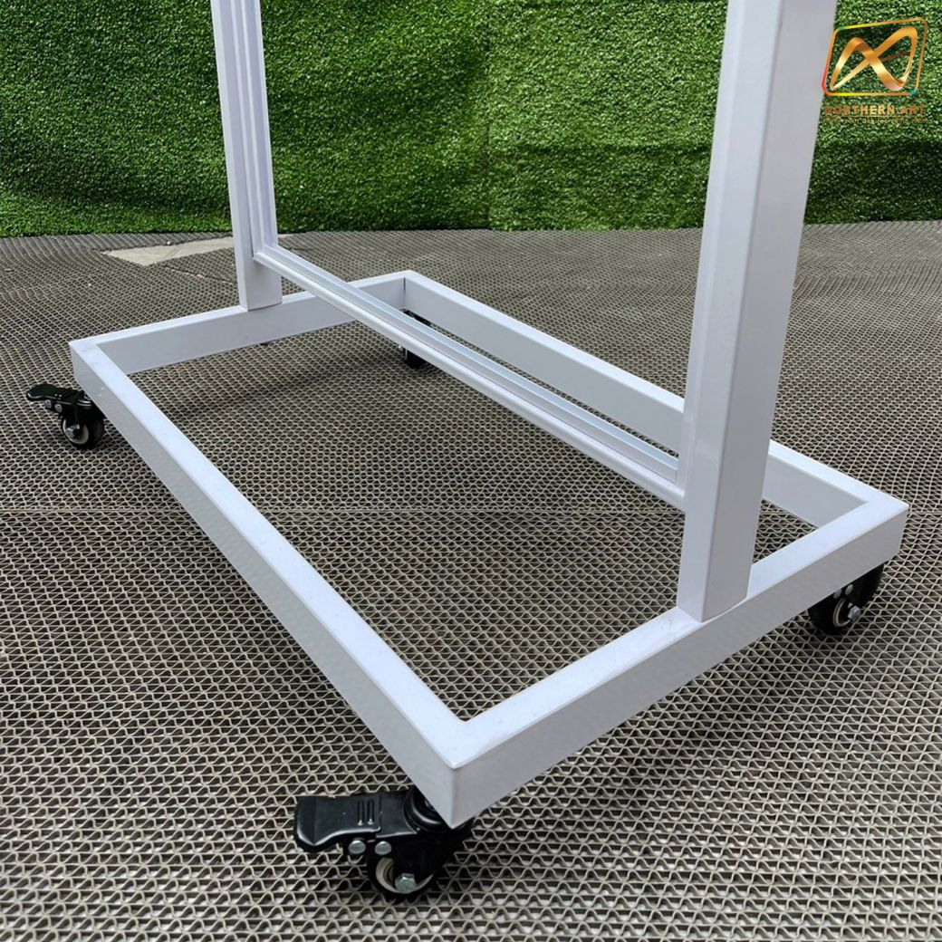 ป้ายตั้งพื้นเหล็ก กรอบคู่ สีขาว มีล้อ (W) 58 × (L) 73 x (H) 160 cm. สอดงานด้านบน โชว์ภาพ2ด้าน ถอดประกอบได้