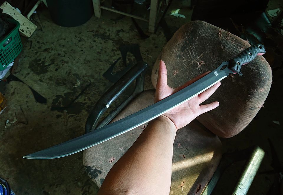 ดาบฟ้าร้อง1 ดาบ รุ่นนี้น้ำหนักเบา กวัดแกว่ง พลิ้วไหว มีช่องลดน้ำหนักใบ แต่ยังคงความแข็งแกร่งตามเดิม