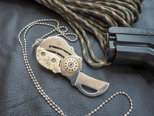 มีดห้อยคอหัวกะโหลก มาพร้อมสร้อยไข่ปลา ด้านหลังมีระบบกลไกซ่อนใบมีด (มีใบดำ)