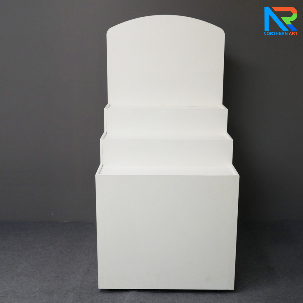 เช่าชั้นวางพลาสวูดขั้นบันได ขนาด (W) 80 x (L)64 x (H)160 cm. มีล้อเลื่อนพร้อมตู้เก็บของด้านหลัง