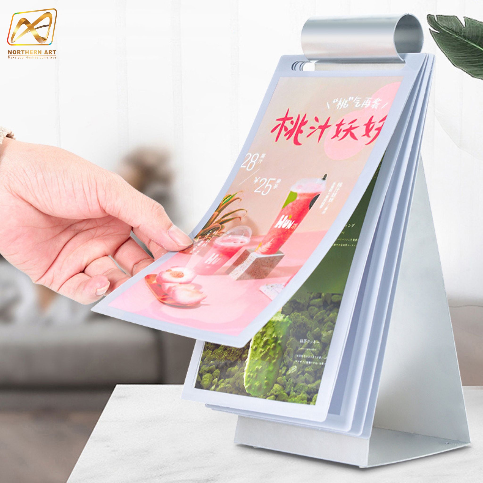 เมนูตั้งโต๊ะ รุ่น D9 วัสดุเหล็ก สีเงินและสีดำ ขนาด A5และA4 พร้อมซองพลาสติก 6 ซอง สอดงานพิมพ์ด้านข้าง โชว์งานพิมพ์ได้ 2 หน้า