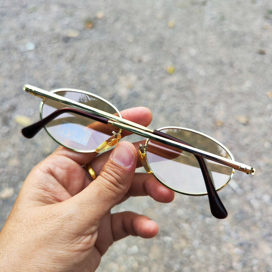 กรอบแว่นตา แว่นตาวินเทจ แว่นเก่าเก็บยุค 90 รุ่น Thong Cha กรอบสีทองทรงรีมน รองรับการนำไปตัดเลนส์สายตา วินเทจแท้ หายากและไม่มีผลิตอีกแล้ว นำเสนอโดย ร้านชินตา