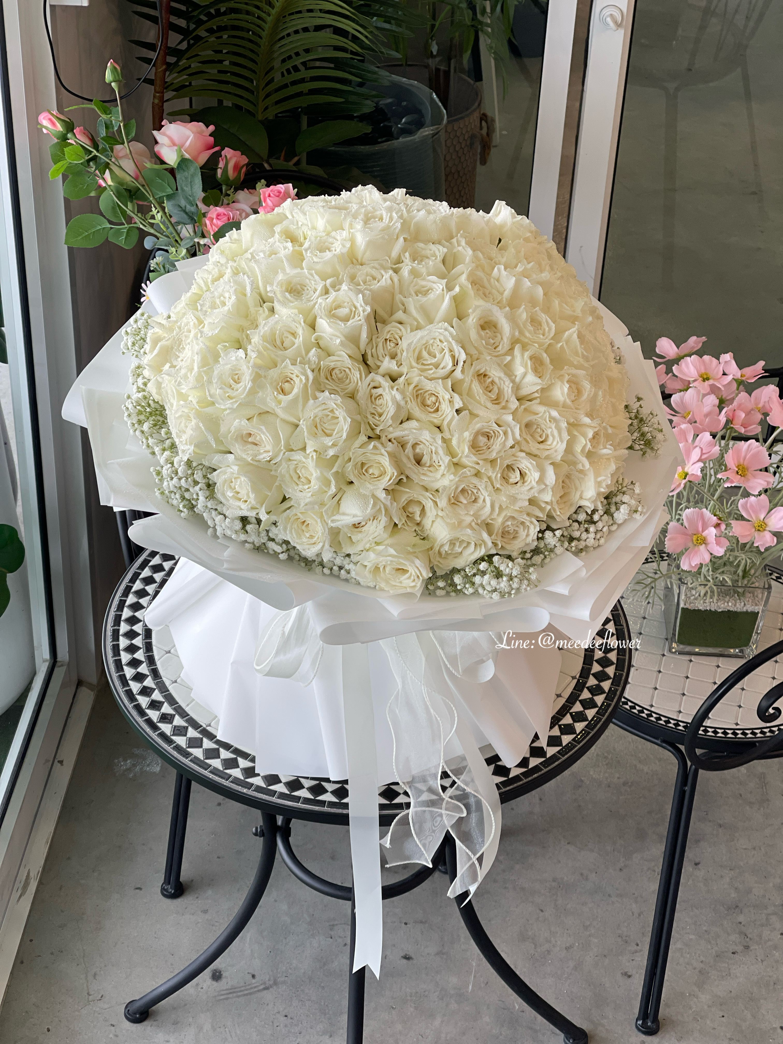 ช่อดอกกุหลาบสีขาว 100 ดอก ช่อกุหลาบขาวตั้งได้