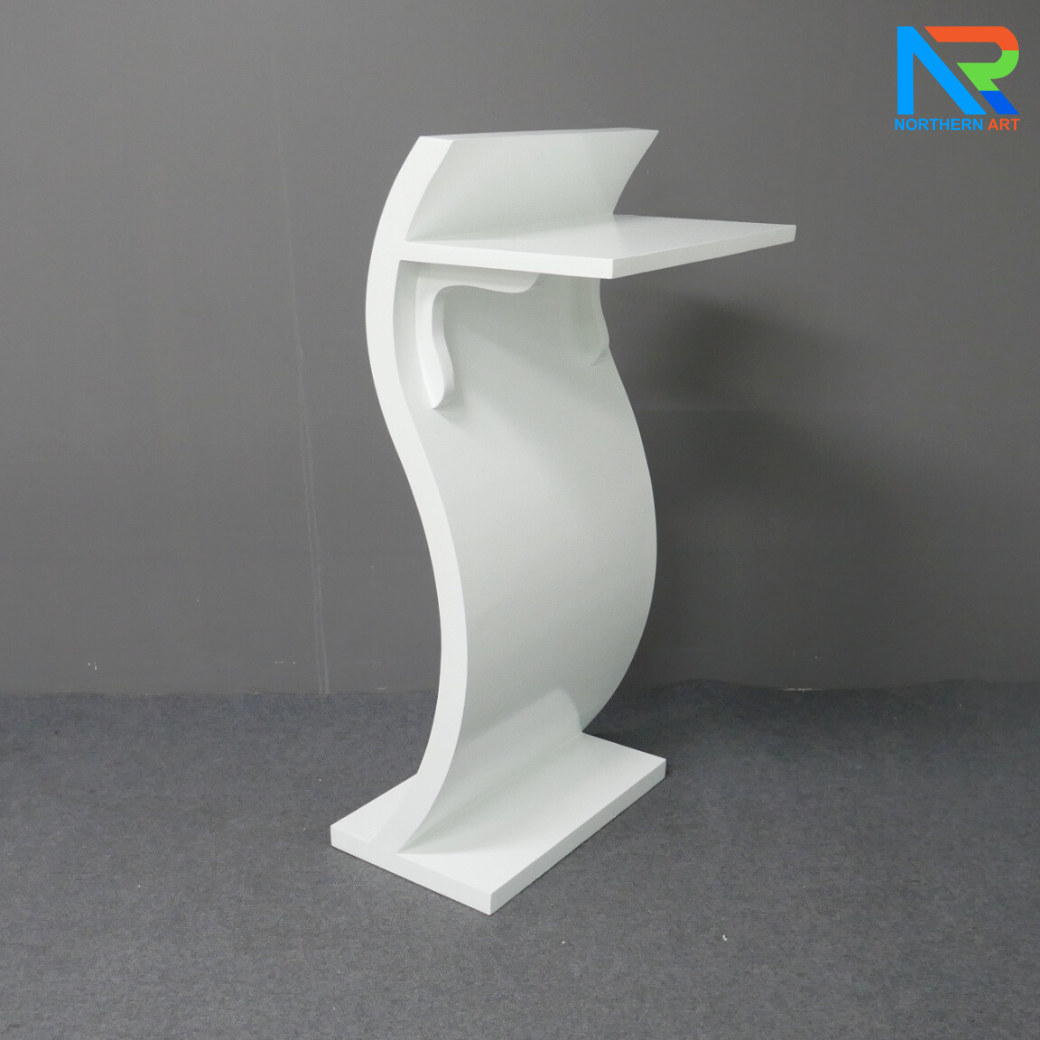 โพเดียมไม้ สีขาว ทรง S Shape Podium พร้อมอะคริลิคติดหมุดด้านหน้า สำหรับติดโลโก้