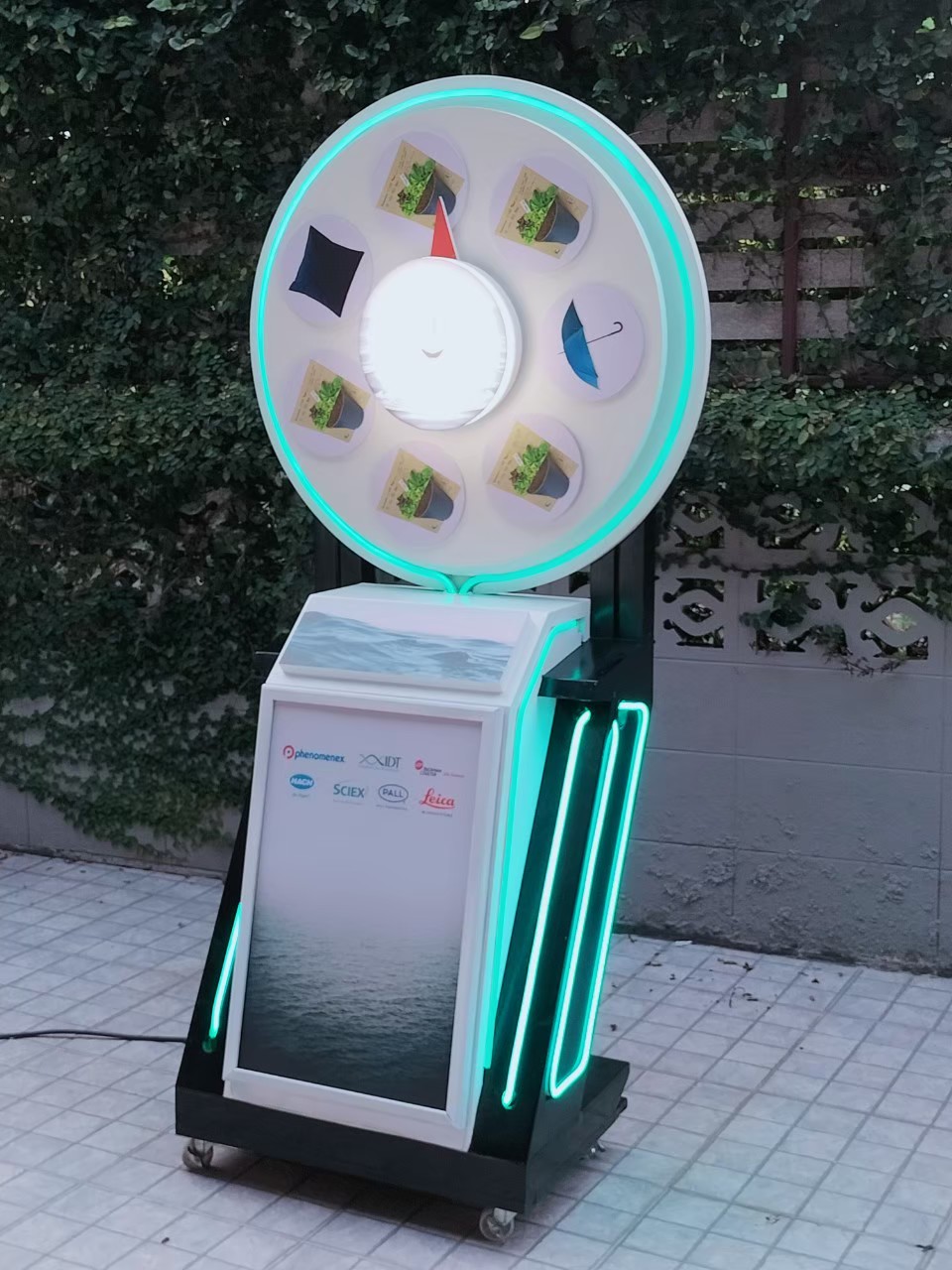 เช่าเกมส์วงล้อ มีไฟ มือหมุน ขนาด (W) 80 x (H) 162 ซม.พร้อมกรอบสแนปเฟรม สำหรับใส่ภาพด้านหน้า