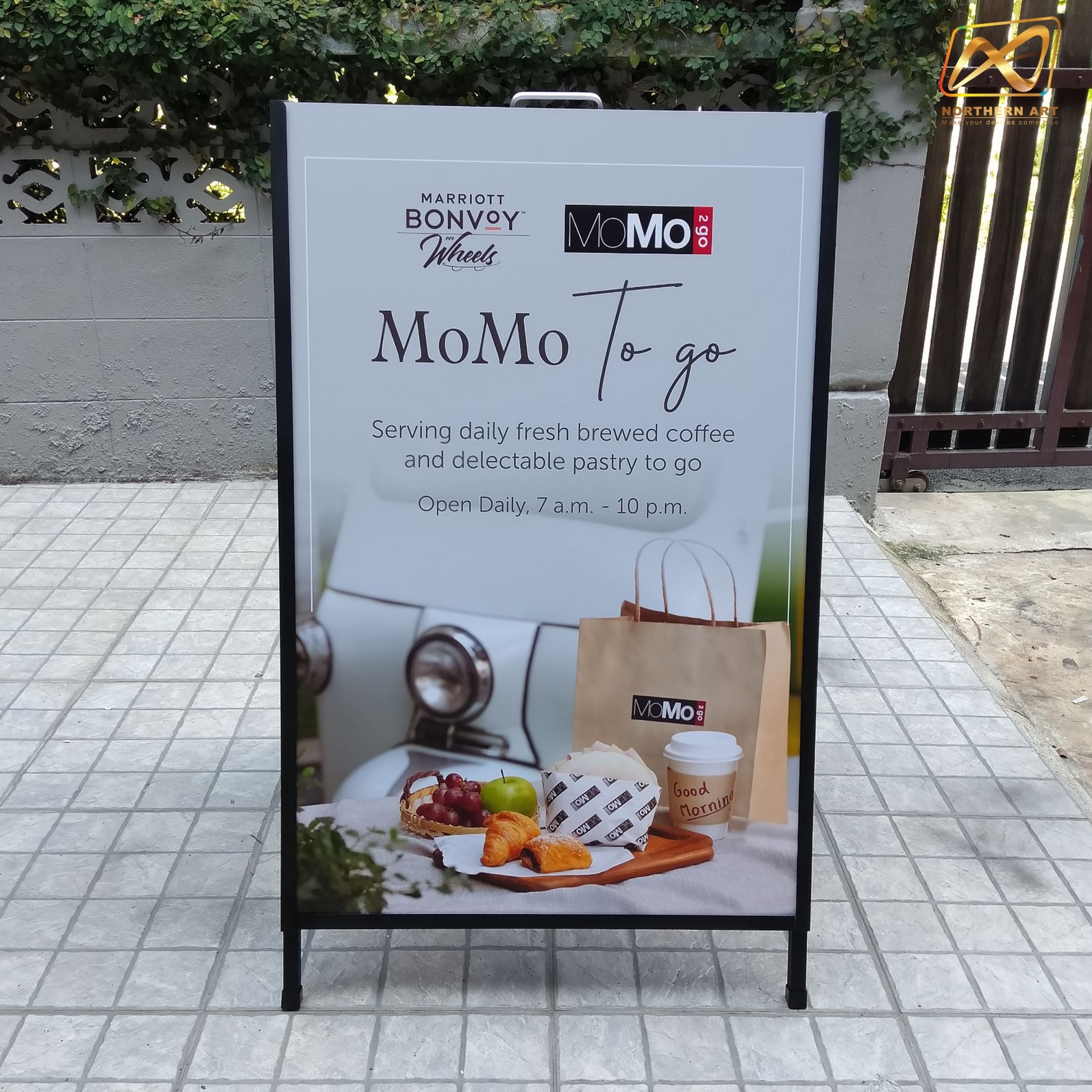 ป้ายตั้งพื้นเหล็ก สีดำ มีด้ามจับ ขนาด 60x90 cm. โชว์งานพิมพ์ 1 ด้าน พับเก็บได้ เคลื่อนย้ายสะดวก