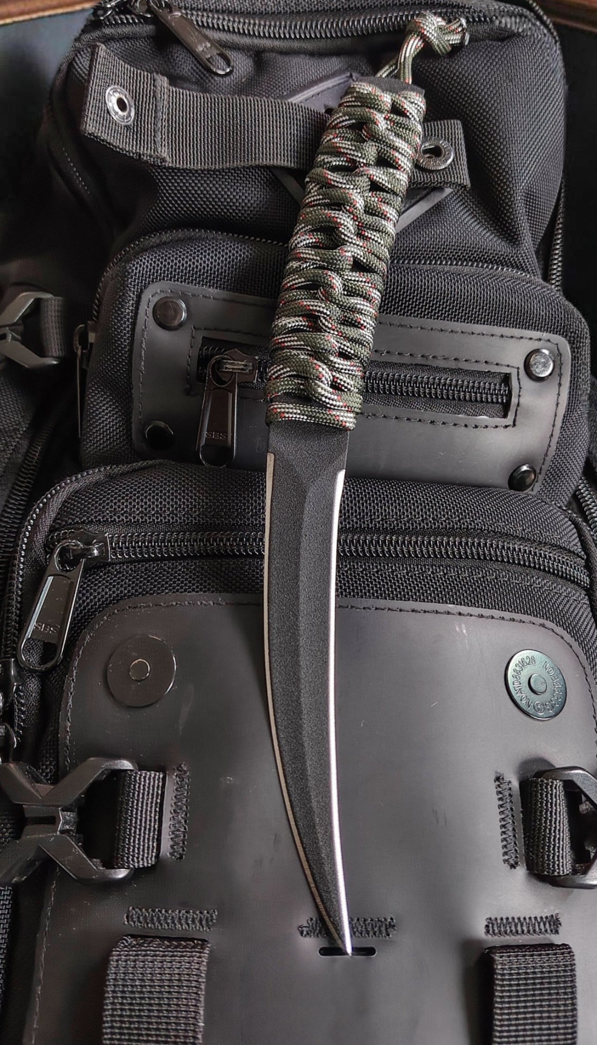 ใบมีดทรงโค้งคมกริบ แบบฉบับปลายคาตานะ 🪢 ด้ามพันเชือก Paracord สีทหาร จับถนัดมือ ใช้เชือกได้จริงในยามฉุกเฉิน 🎒 ขนาดพกง่าย ใบมีดเคลือบ black epoxy