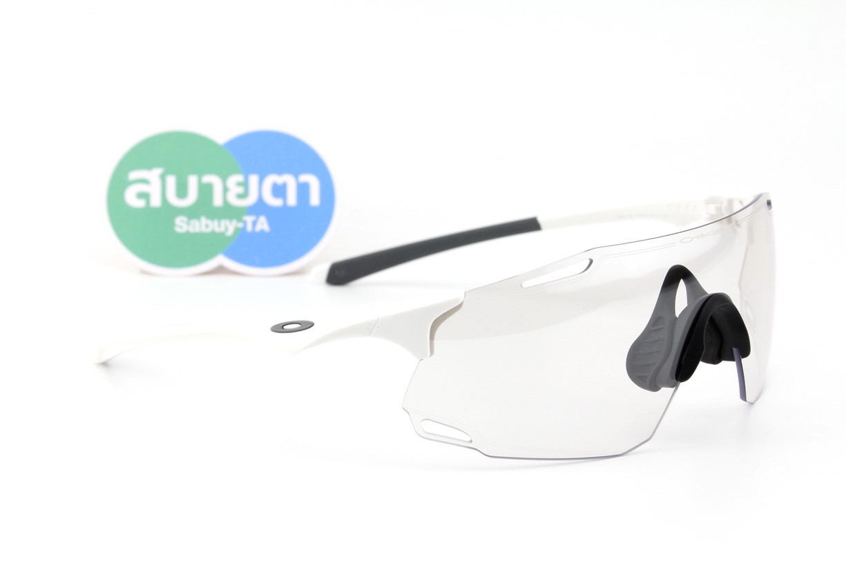 Oakley CYBR DYNO Matte White / Clear Photochromic 50% Black OO9513D-01