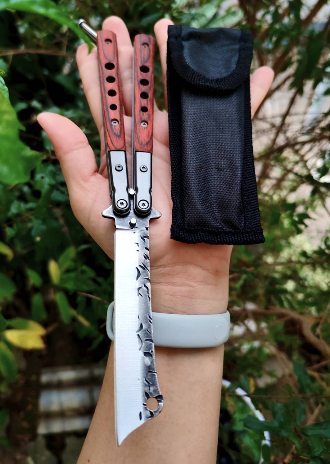 มีดควงบาลิซอง ทรงใบคัตติ้งปลายเฉียบ ไล่ลวดลายผิวใบแบบตีผิวดิบ ดูมีเอกลักษณ์ ด้ามผสมสแตนเลส + ไม้ ให้ฟีลแข็งแรงแต่ยังจับสบายมือ ตัวด้ามจับแน่น ไม่คลอนง่าย มีน๊อตยึดอย่างดี เวลาหมุนแล้วคุมจังหวะได้ดี น้ำหนักสมดุล ขนาดพอดีมือ ใช้โชว์ก็เท่ห์ ใช้งานก็ลงตัว