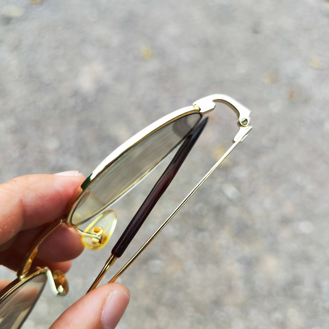 กรอบแว่นตา แว่นตาวินเทจ แว่นเก่าเก็บยุค 90 รุ่น Thong Cha กรอบสีทองทรงรีมน รองรับการนำไปตัดเลนส์สายตา วินเทจแท้ หายากและไม่มีผลิตอีกแล้ว นำเสนอโดย ร้านชินตา