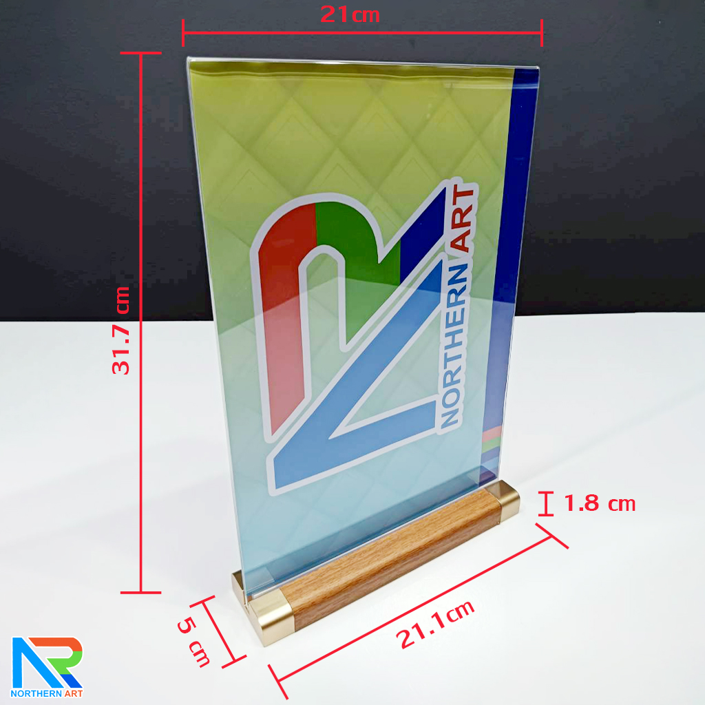 ป้ายตั้งโต๊ะ A4 ฐานไม้ พร้อมอะคริลิคใส สอดงานพิมพ์ด้านข้าง โชว์งานพิมพ์ 2 ด้าน