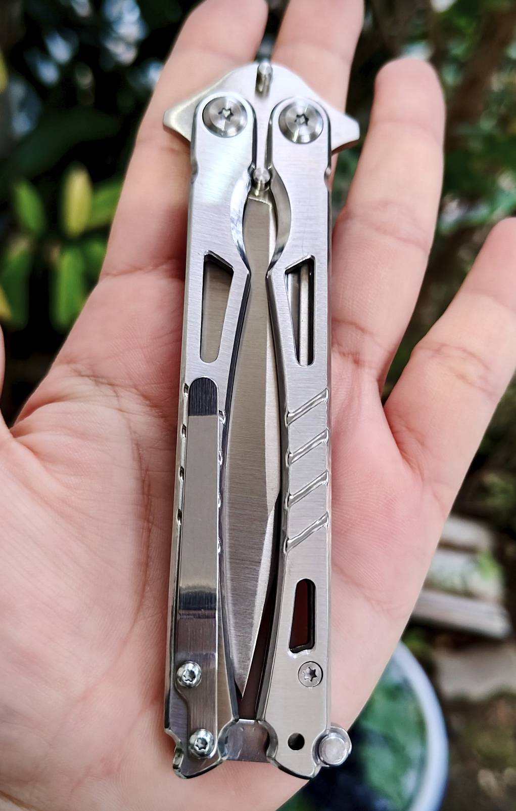 มีดควง บาลิซองสแตนเลสทั้งใบและด้าม เป็นสแตนเลสเต็มๆ น้ำหนักดี ควงง่ายงานแน่น ท้ายล็อคแน่นหนา สามารถใช้งานได้จริง