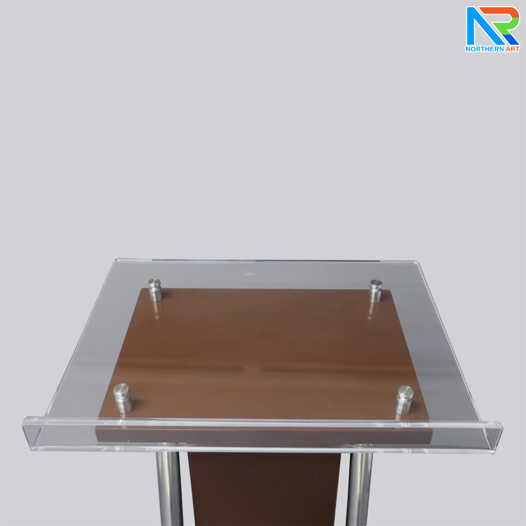 โพเดียมไม้ สีโอ๊ค ขนาด (W) 41 x (L) 50 x (H) 120 cm. พร้อมเสาสแตนเลสคู่ TOP เอียง อะคริลิคใส ติดหมุด