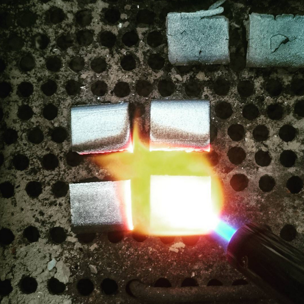 Arab Charcoal Burner ถ่าน ถ่านเผา ถ่านไม้ ถ่านพิเศษ ถ่านชาโคล สำหรับจุดไฟเผา ชิช่า บารากุ ทำจากธรรมชาติ 100% ไร้กลิ่น ไร้ควัน ไม่มีประกายไฟ ปลอดภัย ไร้สารเคมี จุดนานถึง 4-5 ชมต่อชิ้น - 1 กล่อง