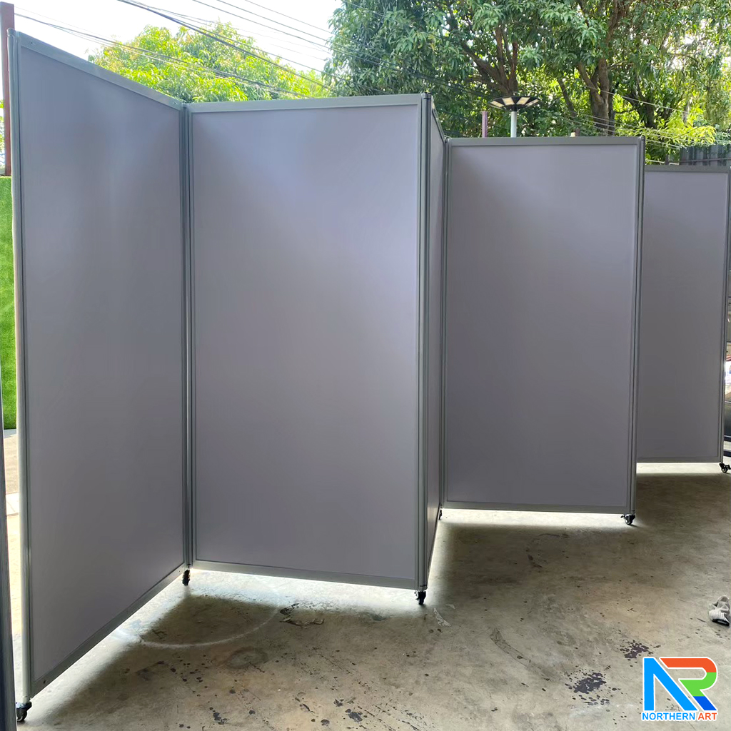 บอร์ดจัดนิทรรศการ บอร์ดอะลูมิเนียม ตั้งต่อเนื่องซิกแซก 6 บาน ขนาด 100x200 ซม.ถอดประกอบได้ พร้อมล้อเลื่อน พับได้ เคลื่อนย้ายสะดวก