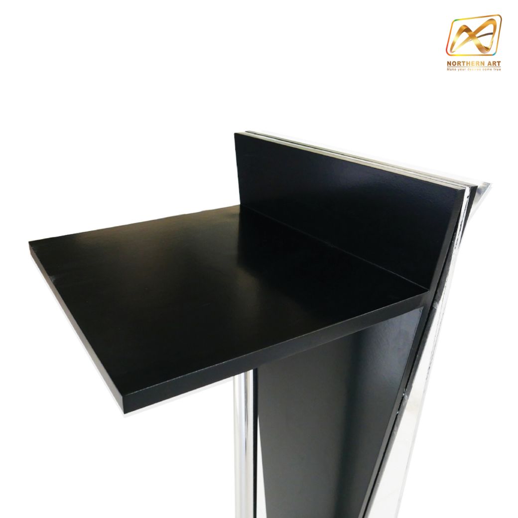 โพเดียมไม้สีดำ ทรงสามเหลี่ยม ขนาด (W) 45 x (L) 35 x (H) 120 cm. ด้านข้างอะคริลิคใส หนา 8 มม. ด้านหน้าอะคริลิคใส ติดหมุด สำหรับติดโลโก้