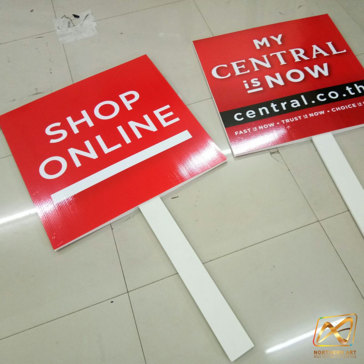 ป้ายทรูปมือถือ ด้ามถือพลาสวูด ทรงสี่เหลี่ยม ไม่ไดคัท พร้อมงานพิมพ์สติ๊กเกอร์ติดโฟมบอร์ด