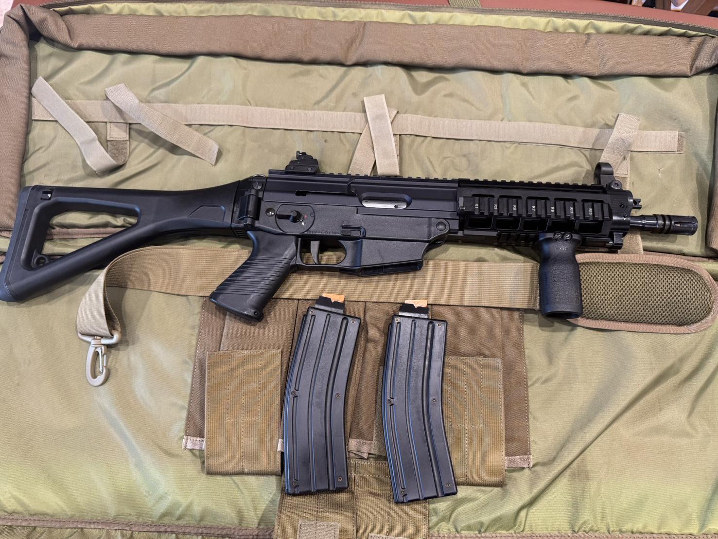 [ปืนฝากขายมือสอง] SIG 522 .22LR โครตสวย โครตสุด มาพร้อมแม็ก2ตัว ยิงดีมากๆยิงดีด้วย ระบบสมบรูณ์ !!