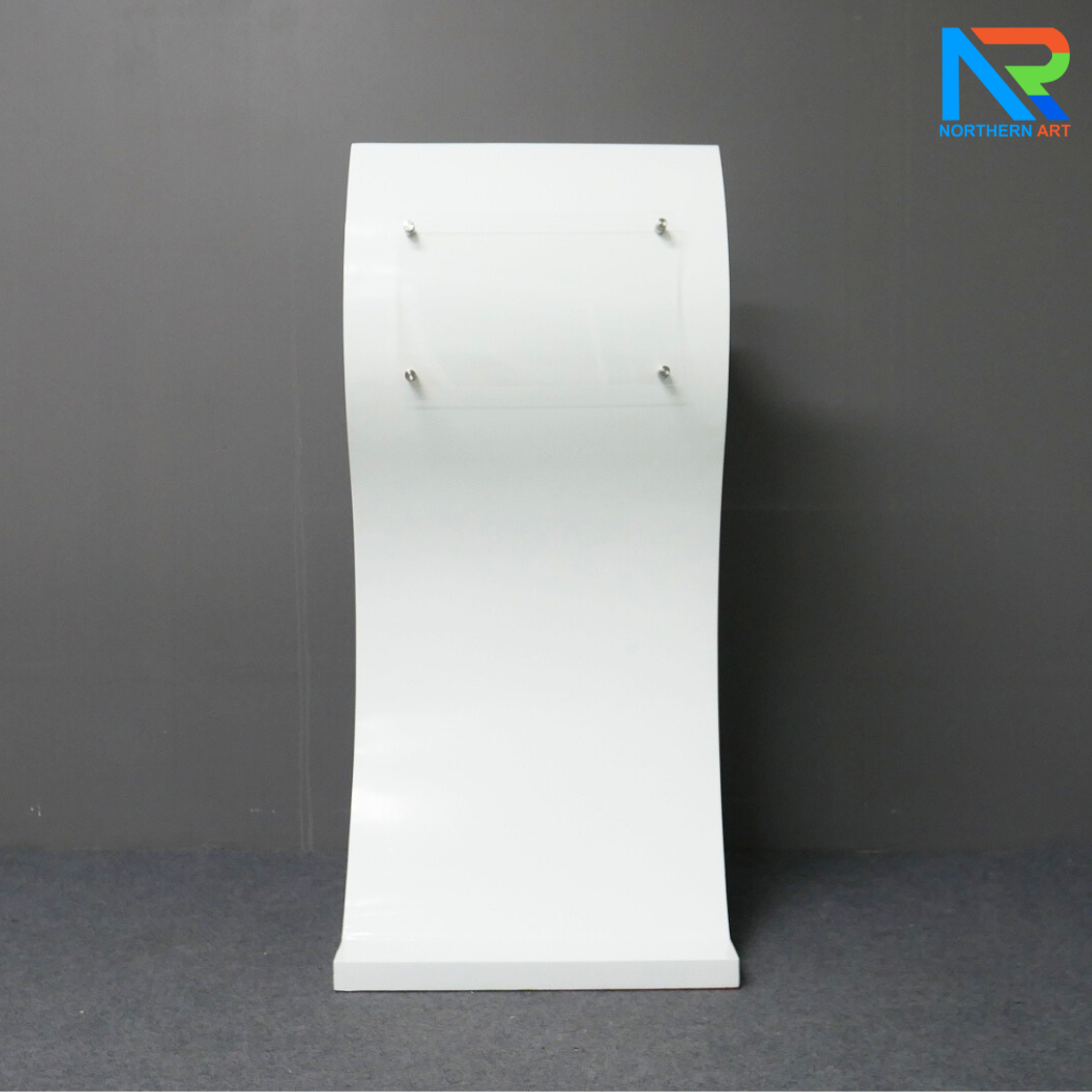 โพเดียมไม้ สีขาว ทรง S Shape Podium พร้อมอะคริลิคติดหมุดด้านหน้า สำหรับติดโลโก้