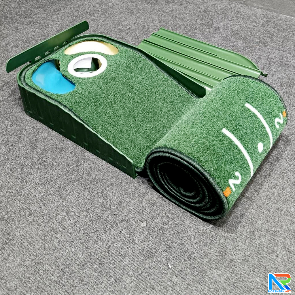 เกมส์กอล์ฟ ขนาด (W)30 x (L)284 x (H)10 cm. พร้อมไม้พัตเตอร์ปรับระดับได้ 1 อัน และลูกกอล์ฟโฟม 10 ลูก