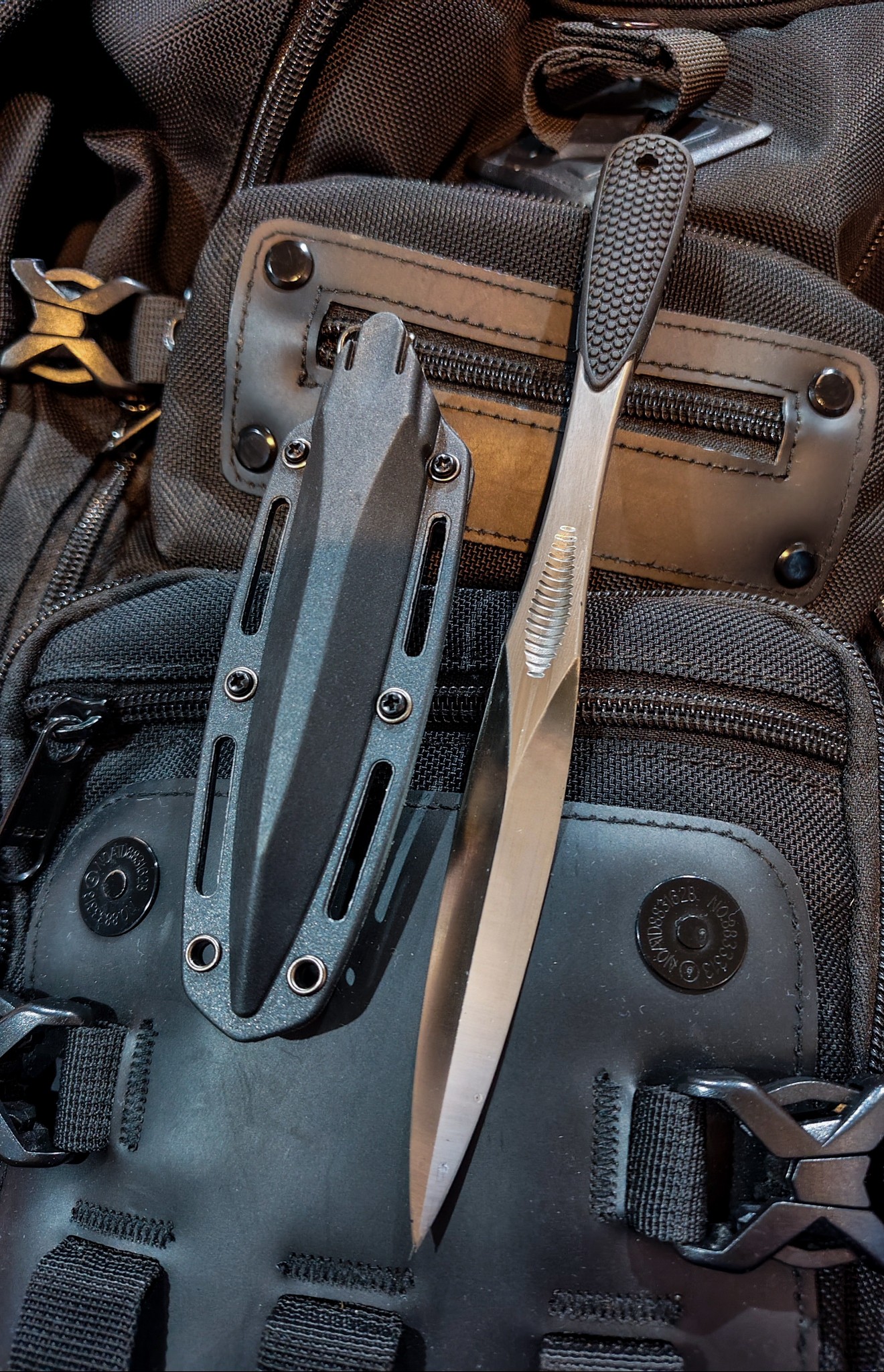 มีดขูดชาร์ป tactical double blade มีดขูดชาร์ปที่ถูกปรับแต่งให้เป็นสไตล์ tactical เหนือขั้นด้วยใบมีดที่ออกแบบมาให้เหมือนมีดสองคมแบบ Dagger ด้านหลังอีกฝั่งมีร่องเลือดขนาดใหญ่ เพื่อลดแรงเสียดทาน ตัวมีดสามารถจับได้ 2 แบบ คือแบบมีดชก หรือจะจับแบบปกติ และยังใช้