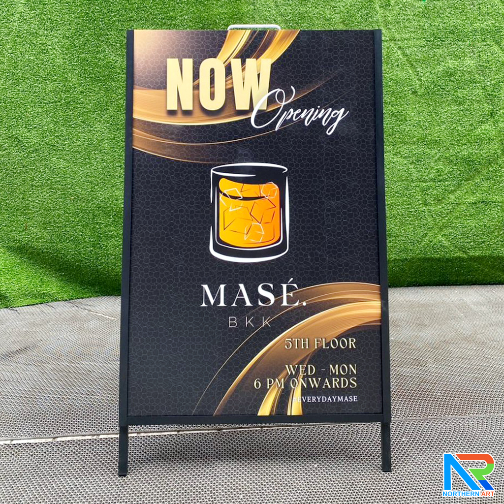 ป้ายตั้งพื้นเหล็ก สีดำ มีด้ามจับ ขนาด 60x90 cm. โชว์งานพิมพ์ 2 ด้าน พับเก็บได้ เคลื่อนย้ายสะดวก