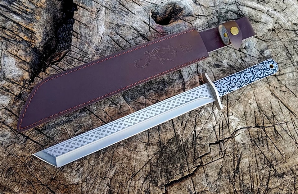 🔥ดาบสั้น อารยันเหล็ก🔥 ดาบสั้นทรงทันโตะ ทำจากโลหะทั้งเล่ม ด้ามจับทำจากสแตนเลส ตีประกบยึดด้วยหมุดทองเหลือง ด้ามจับแกะสลักลายอินคา texture สูง ต่ำ สัมผัสได้ ใบดาบสแตนเลส