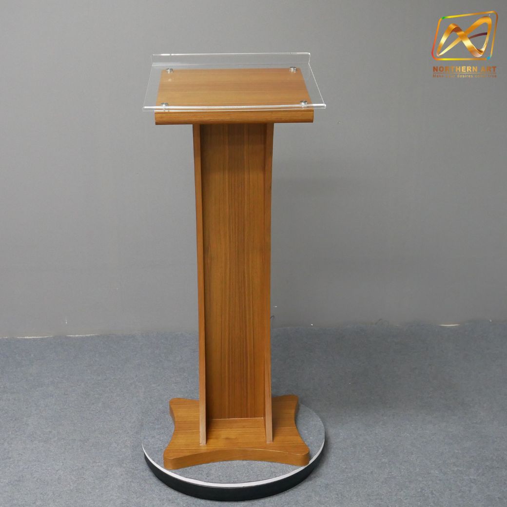 โพเดียมลายไม้ สีสัก ขนาด (W) 48 x (L) 40 x (H) 120 cm. Top เอียง ปิดทับอะคริลิคใสพร้อมหมุด