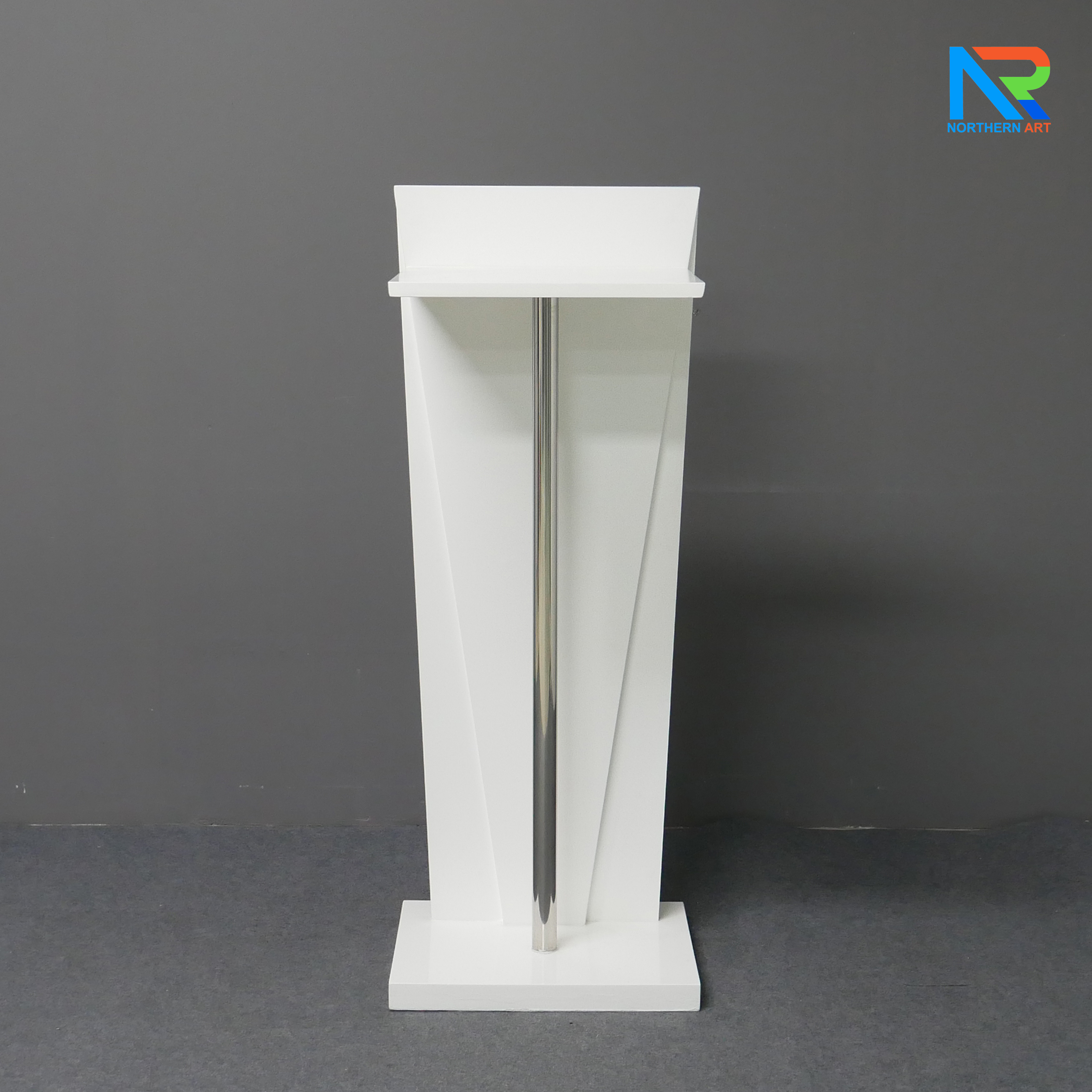 โพเดียมไม้สีขาว ทรงสามเหลี่ยม ขนาด (W) 45 x (L) 35 x (H) 118 cm. ด้านหน้าอะคริลิคใส ติดหมุด สำหรับติดโลโก้