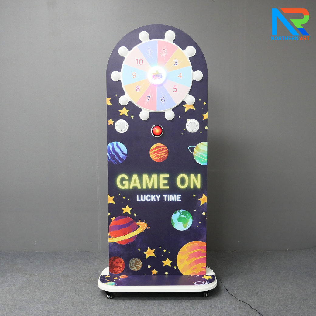 เกมส์วงล้อไฟฟ้าตั้งพื้น แบบปุ่มกดแรนดอม ไฟวิ่งวนพร้อมเสียง ขนาด (W)70 x (D)35 x (H)156 ซม.