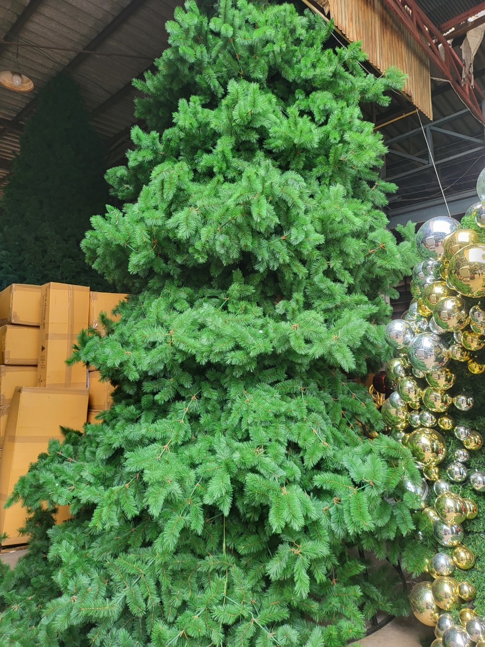 แบบต้นคริสต์มาสปลอมยอดนิยม สีสัน ของการจัดแต่งที่งดงาม ประดับประดาแสงไฟและใบสนเทียมเข้าด้วยกัน