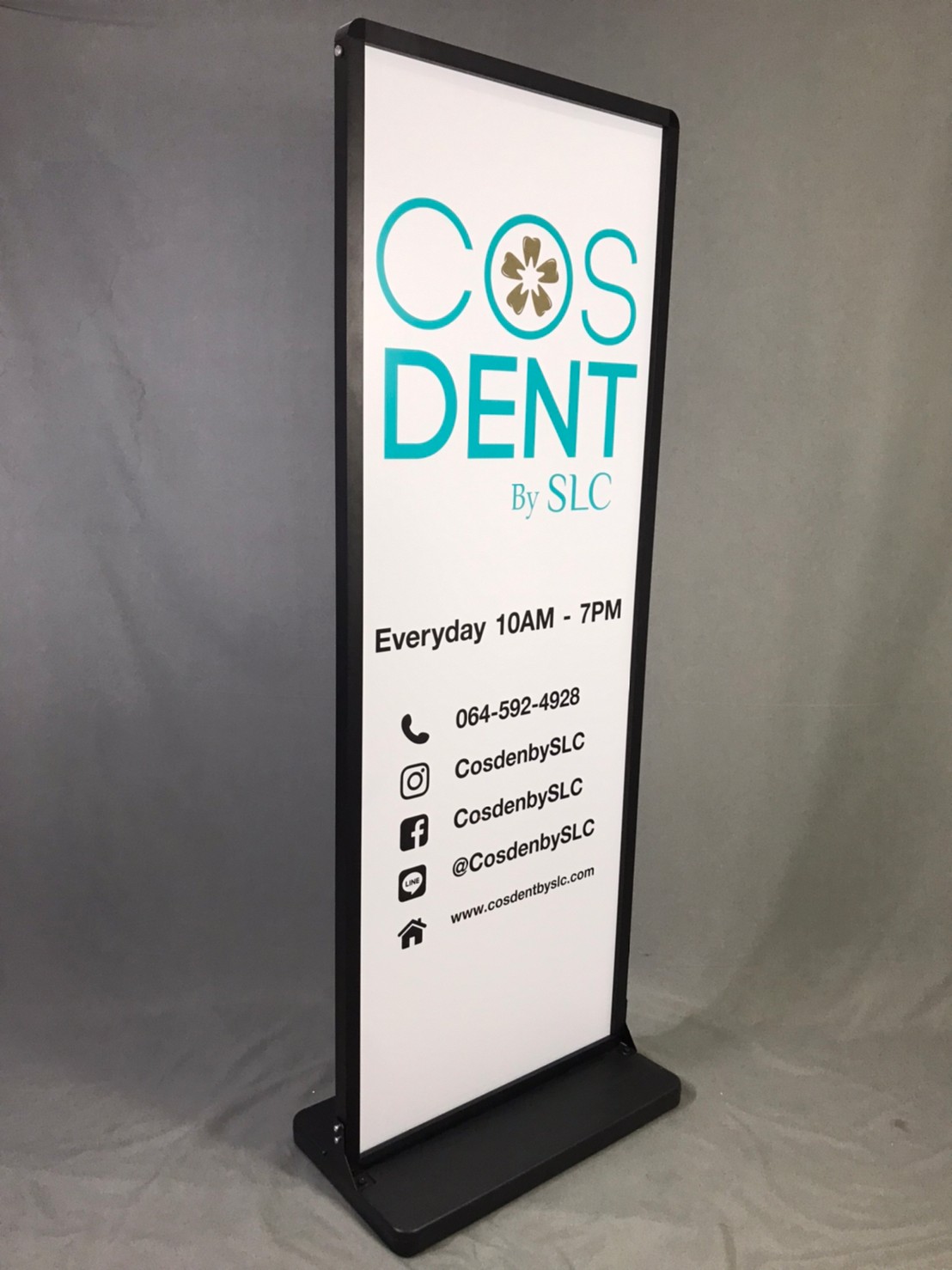 ป้ายตั้งพื้นฐานน้ำ ขนาด(W) 63 x (L) 37 x (H) 166 cm. โชว์งานพิมพ์ 2 ด้าน โครงอะลูมิเนียม ถอดประกอบได้ ฐานน้ำถ่วงน้ำหนัก